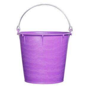 Fiskars plasthink på 16 liter med metallhandtag lilafärgad.