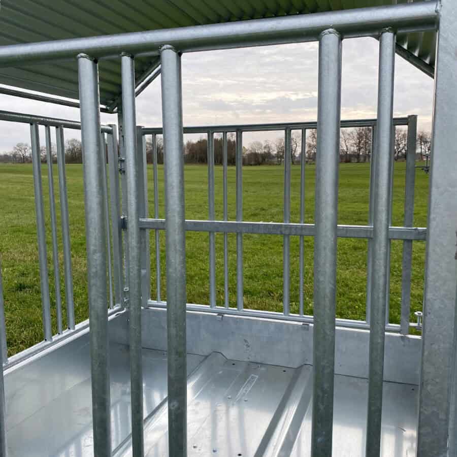 Foderhäck fyrkantig med tak i metall Foderhäck fyrkantig med tak från varumärket för foderhäckar i metall.