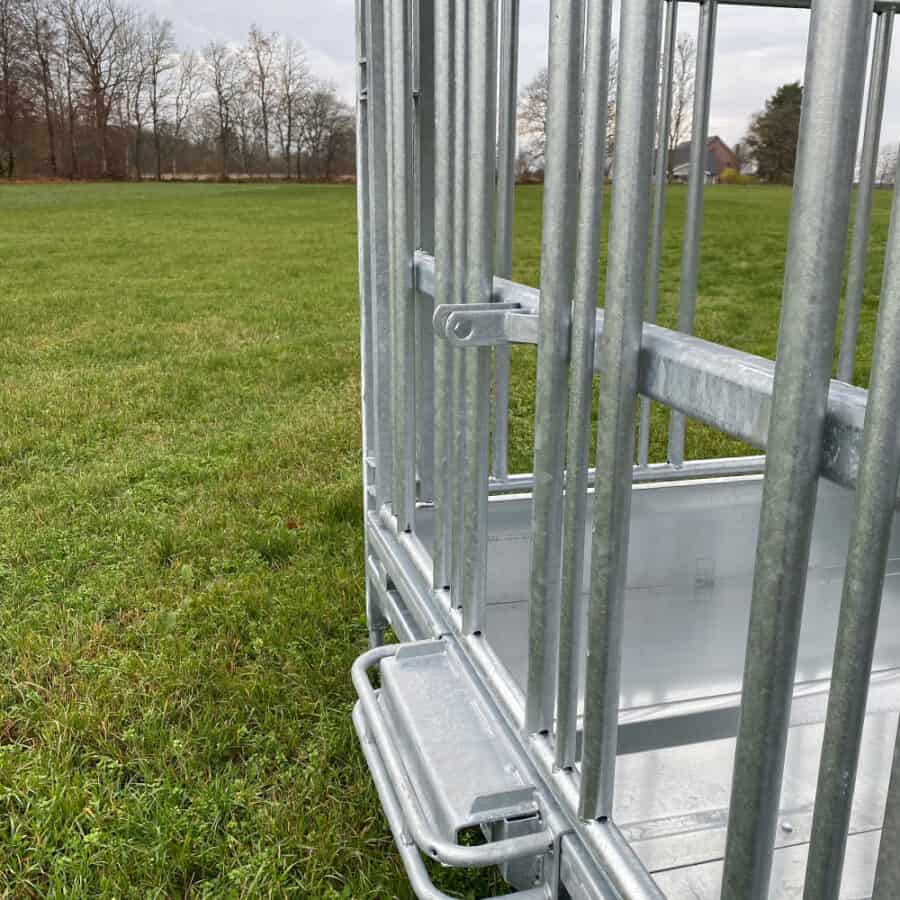 Foderhäck fyrkantig med tak i metall Foderhäck fyrkantig med tak från varumärket för djurfoder i metall, utomhusmiljö med gräs och träd i bakgrunden.