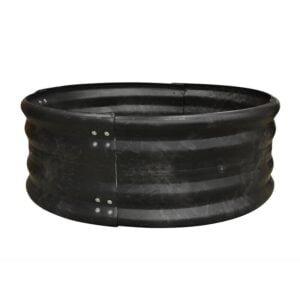 En svart, rund odlingsring av plast, används för att skapa odlingsbäddar utomhus.