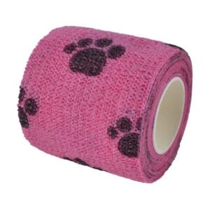 Ljus rosa hundvetekudde med svarta tassavtryck från Winnie. Mjuk och bekväm design för hundar, passar för avkoppling och värme.