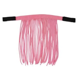 Ett rosa skärp med svart spänne och långa fransar, stilrent och lekfullt till kläder.