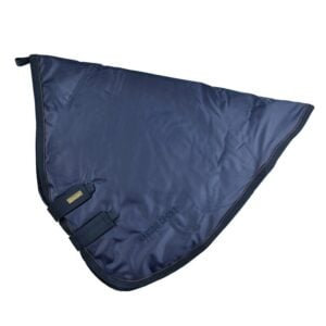 Hästtäcke COMFORT 150g marinblå med justerbara band och vattenavvisande material. Perfekt för hästvård och skydd i kallt väder.