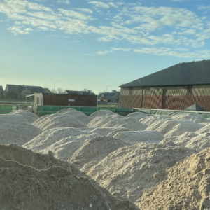 Kalkstensmaterial från Byggmaterial AB för byggprojekt och trädgårdsanläggning.