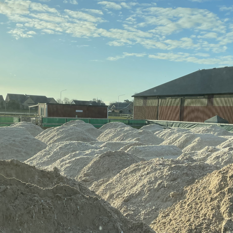 Kalkstensmaterial från Byggmaterial AB för byggprojekt och trädgårdsanläggning.