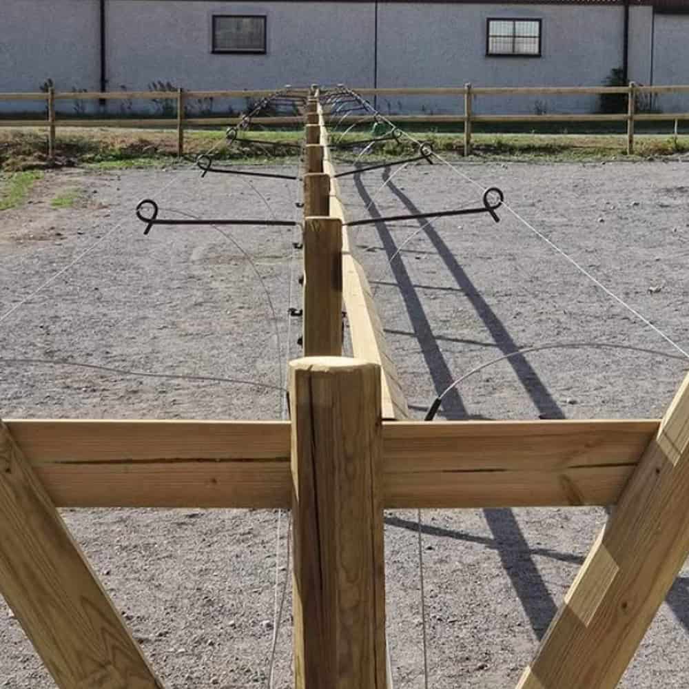 Häststängsel av trä och metall för ridbana eller hage.