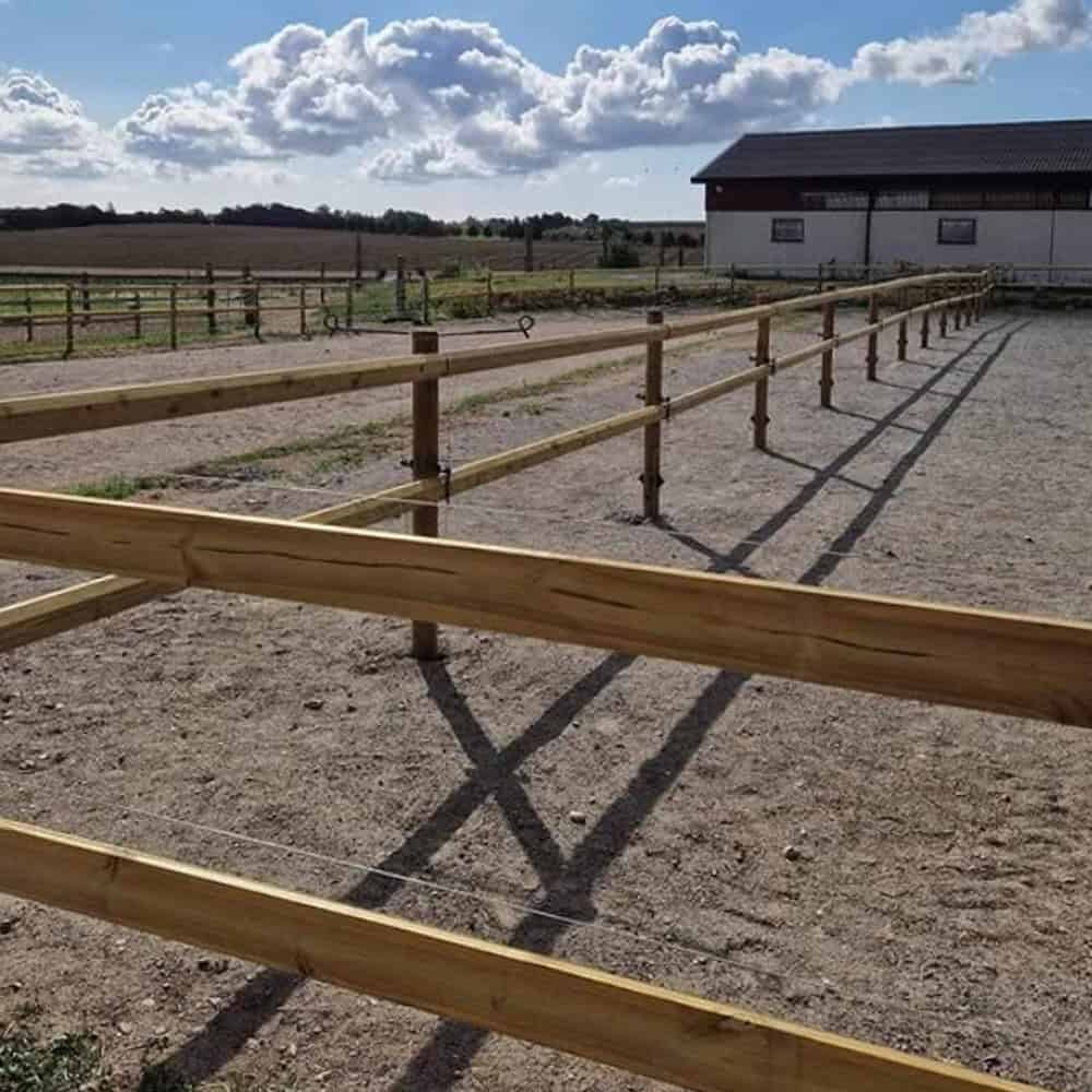 Häststängsel av trä för hästgård i lantlig miljö.