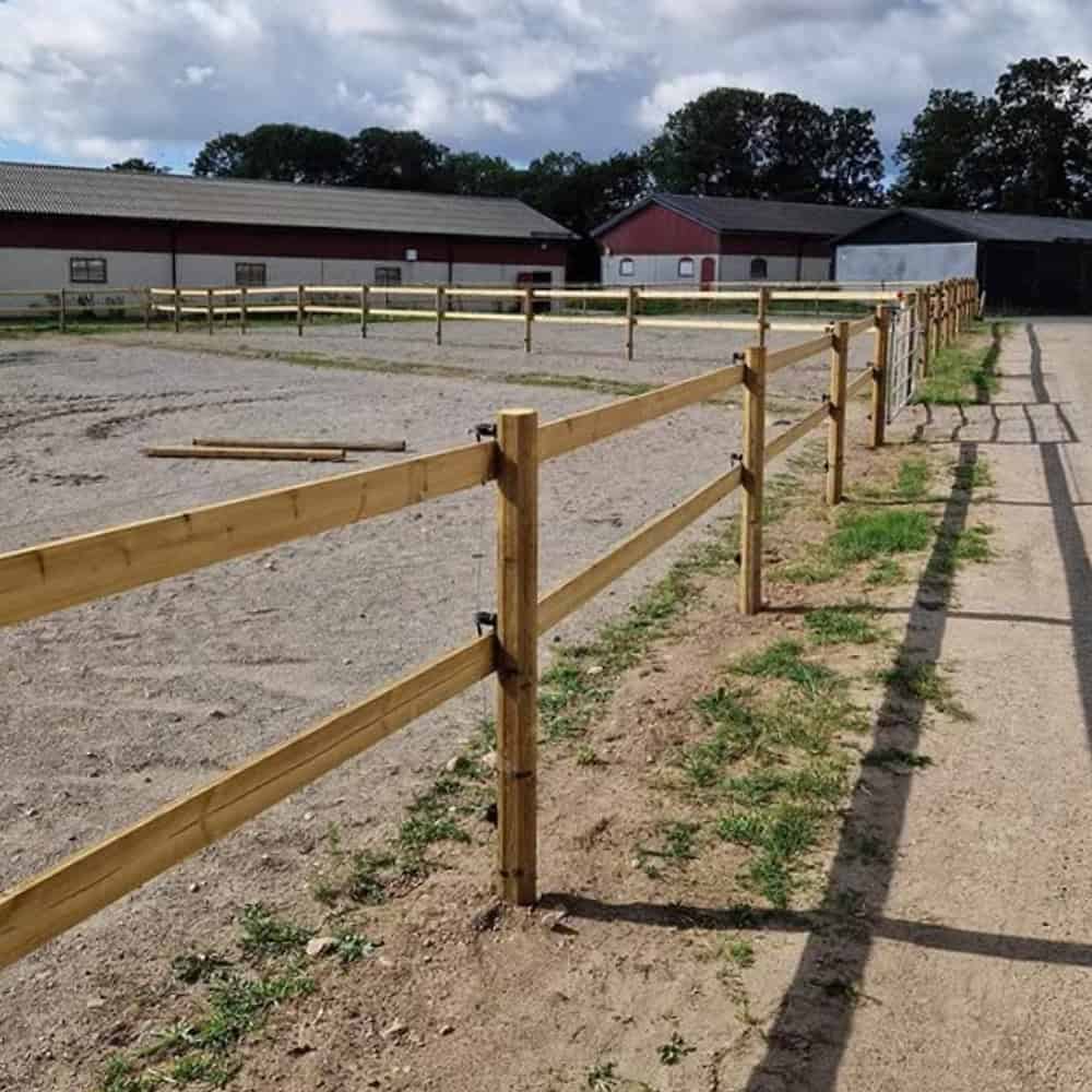 Häststängsel av trä på gård i lantlig miljö.